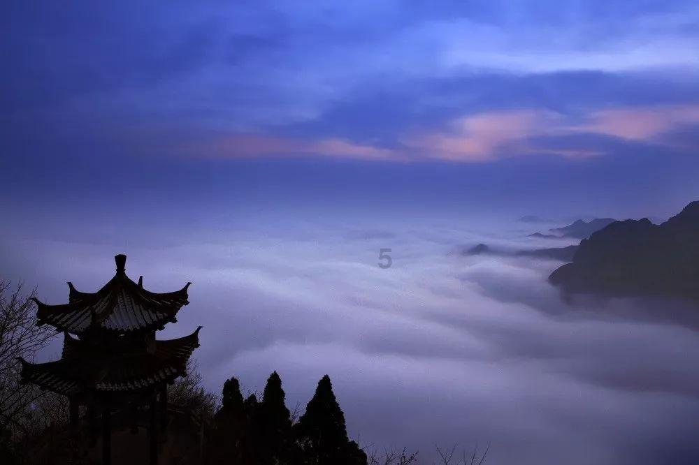 旁边韩庚一个姿势没变,王一博变换坐姿,中年男人确实稳重