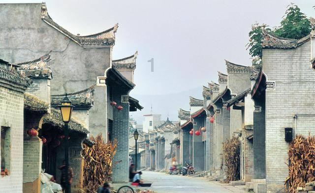 苏轼历经仕途的曲折，晚年梦回东坡雪堂，再现小桥流水，堪称经典
