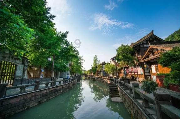 云南怒江5名大学生被困低温高海拔的雪邦山 实拍消防到场背学生出山